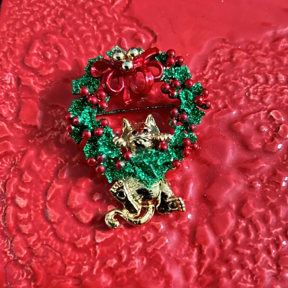 AJC Ruby Red, Emerald Green, and Black Enamel Holiday Wreath and Cat Brooch - Picture 3 of 5